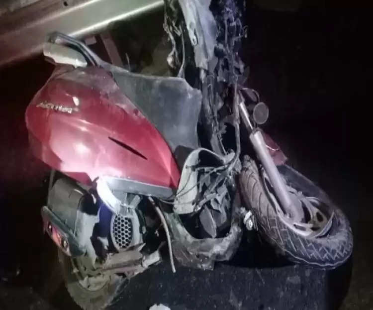 लखनऊ पूर्वांचल एक्सप्रेसवे पर तेज रफ्तार कार ने स्कूटी में मारी टक्कर, दो की मौत
