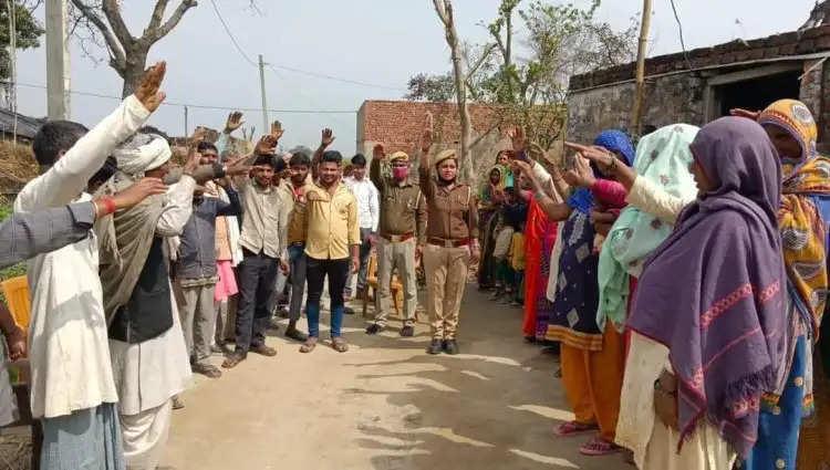 बलरामपुर पुलिस अधीक्षक हेमंत कुटियाल के निर्देशन में ग्राम वासियों को बहुमूल्य वोट देने के लिए किया जागरूक