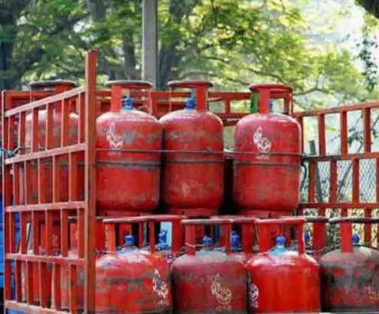 LPG Cylinder Price Hike: महंगाई का एक और झटका, घरेलू रसोई गैस सिलिंडर के दाम में हुआ इजाफा