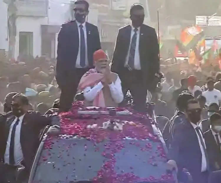 PM Modi In Varanasi : पीएम मोदी का रोड शो मलदहिया से रवाना, फूलों से हुआ स्‍वागत