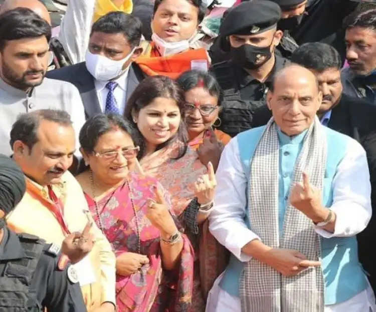 लखनऊ में परिवार के साथ रक्षा मंत्री राजनाथ सिंह ने किया मतदान, बोले- भाजपा को मिलेगी 2017 से भी अधिक सीट