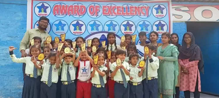 महराजगंज:ब्लॉसम्स प्लेवे एंड द स्कूल सोनौली में बच्चों में बाँटा गया प्रशस्ति पुरस्कार