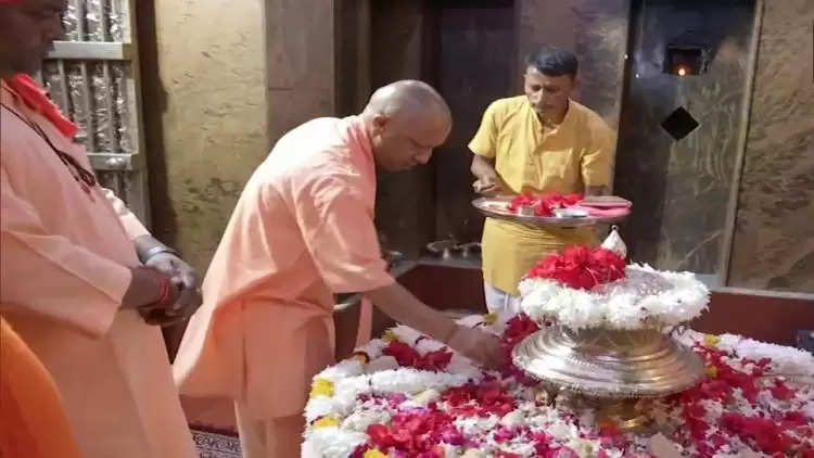 Balrampur: मुख्यमंत्री योगी आदित्यनाथ ने देवीपाटन मंदिर पहुंचकर की पूजा-अर्चना