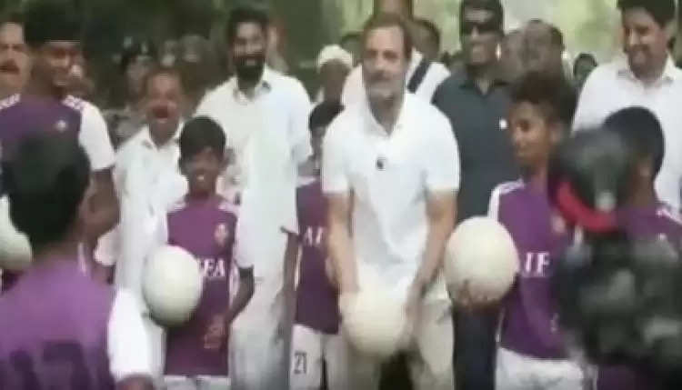 राजस्थान कांग्रेस की जंग से बेफिक्र राहुल गाँधी , केरल में बच्चों के साथ फुटबॉल खेलते आए नजर