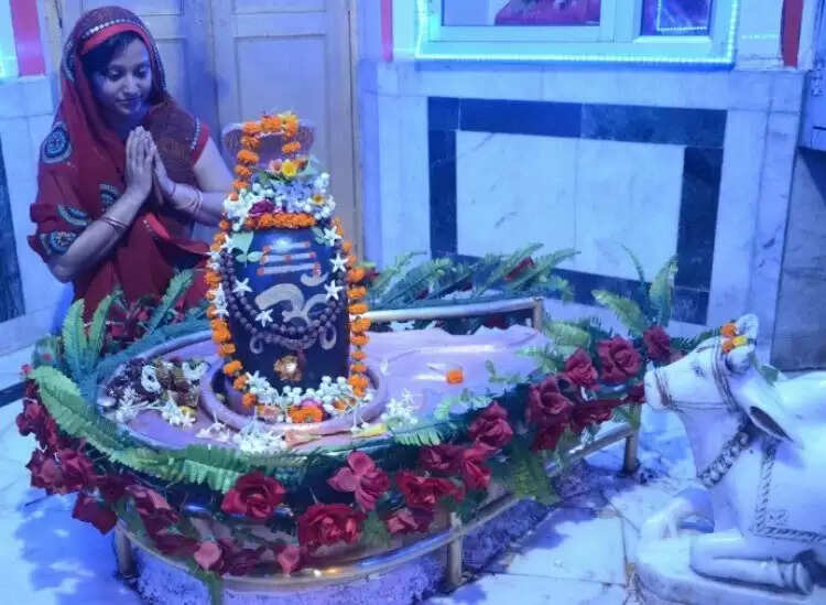शिव जी की पूजा के दौरान न पहनें इस रंग के कपड़े, होगा नुकसान
