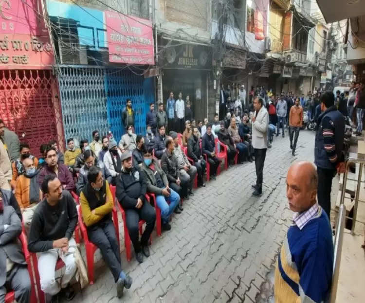 तेलंगाना पुलिस की मेरठ सर्राफा बाजार में दबिश के बाद धरने पर बैठे व्‍यापारी