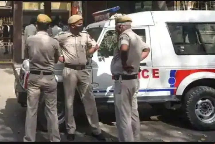 दिल्ली पुलिस के कॉन्स्टेबल ने सर्विस रिवॉल्वर से गोली मारकर की खुदकुशी, कार में मिली लाश