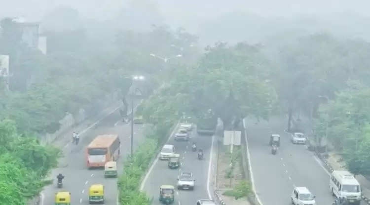 Delhi: बारिश के बाद दिल्ली-एनसीआर में बिगड़ी हवा, दिखने लगी धुंध की चादर, देखें तस्वीरें