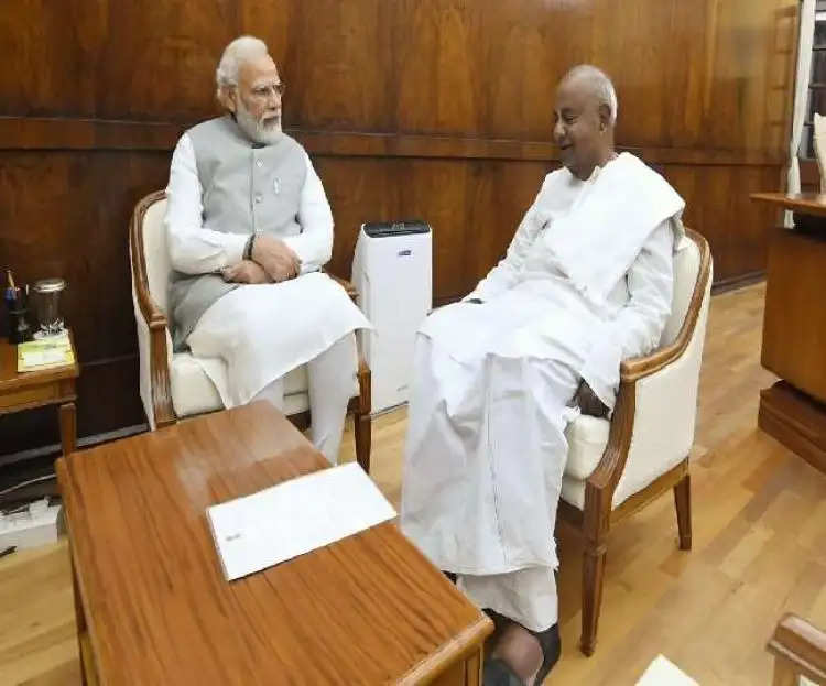 प्रधानमंत्री नरेंद्र मोदी ने पूर्व PM एचडी देवगौड़ा से संसद भवन में की मुलाकात, देखें फोटो