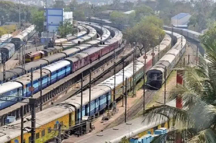 रेल यात्रियों के लिए जरूरी खबर, रेलवे ने कई ट्रेनों को किया रद्द तो कई के बदल रूट्स, यहां देखें पूरी लिस्ट