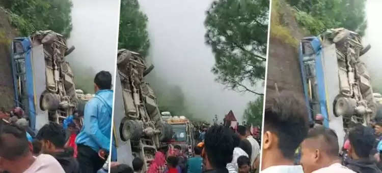 नेपाल के काठमांडू से वीरगंज जा रही बस मकवानपुर में दुर्घटना, 7यात्रु कि मौत