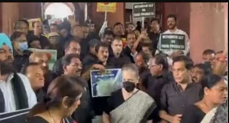 कांग्रेस का महंगाई के खिलाफ काले कपड़ों में प्रदर्शन, राहुल गांधी पुलिस हिरासत में!