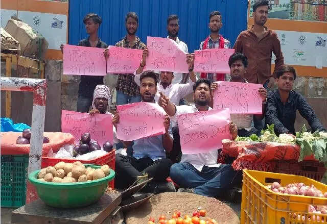 टमाटर पर गरमाई सियासत, यूथ कांग्रेस ने गिनाई बीजेपी सरकार की महंगाई वाली उपलब्धियां !