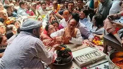 Mathura: बांके बिहारी मंदिर पहुंचे MP के सीएम शिवराज सिंह चौहान, पत्नी संग की पूजा-अर्चना