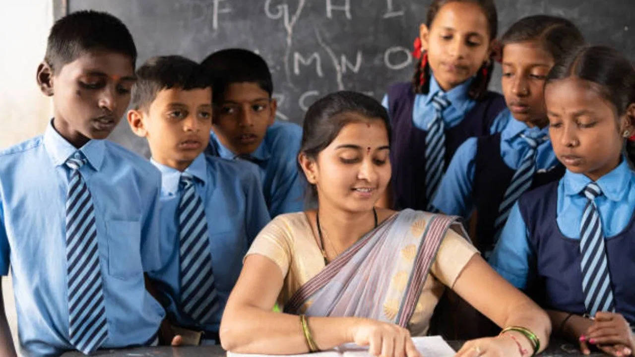 Teacher Vacancy: बिहार में शिक्षकों के 1.90 लाख से अधिक पदों पर होनी है भर्तियां, जानें कैसे करें अप्लाई