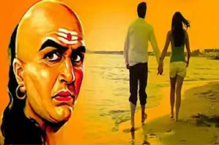 Chanakya Niti: पुरुष को अपनी पत्नी को भी नहीं बतानी चाहिए ये बातें