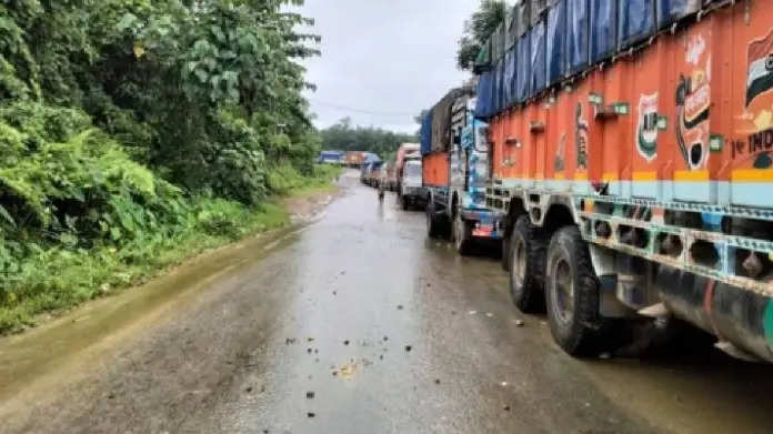 मणिपुर में नई आफत, जरूरी सामानों की हो सकती किल्लत,नेशनल हाईवे पर फंसे सैंकड़ों ट्रक