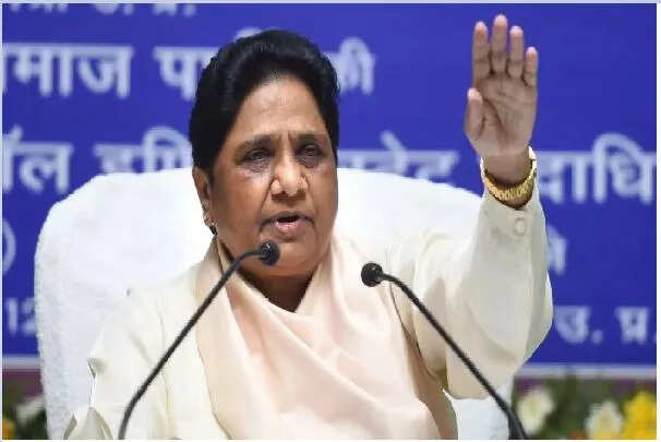 यूपी में अपराधियों का तांडव, भाजपा-कांग्रेस में मची हिंदुत्ववादी दिखने की होड़: मायावती