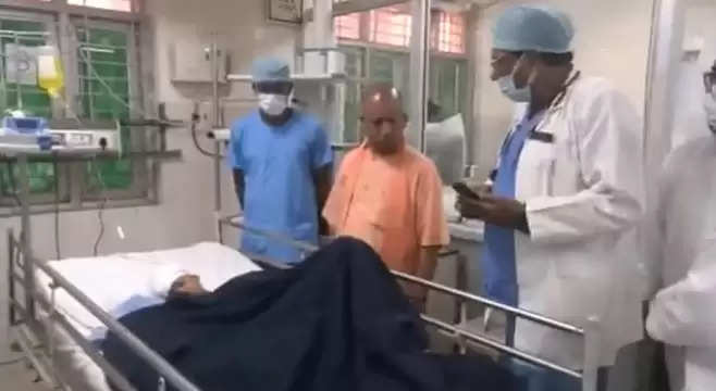देवरिया नरसंहार में घायल बच्चे का हाल देखने पहुंचे CM योगी, अधिकारियों को दिए निर्देश 