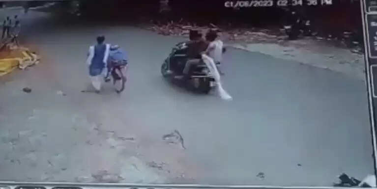 कानपुर में शोहदों की गुंडागर्दी, सरेराह लड़की का खींचा दुपट्टा