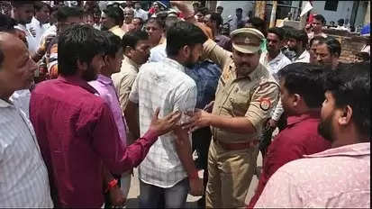 UP Nikay Chunav 2023: गोरखपुर में भाजपा-सपा समर्थकों में झड़प, पुलिस ने खदेड़ा