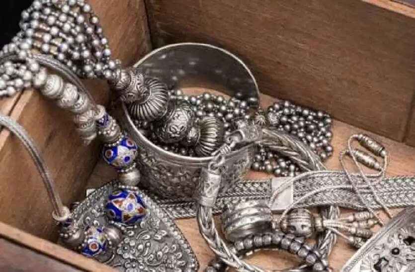 टप्पेबाज ने बैग से निकाला चांदी का झागल