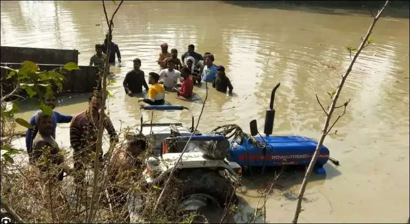 उत्तर प्रदेश के कासगंज में श्रद्धालुओं को गंगा स्नान कराने के लिए ले जारी एक ट्रैक्टर-ट्रॉली अनियंत्रित होकर एक तालाब में गिरी, 15 लोगों की जान जाने गयी जानिए मामला 