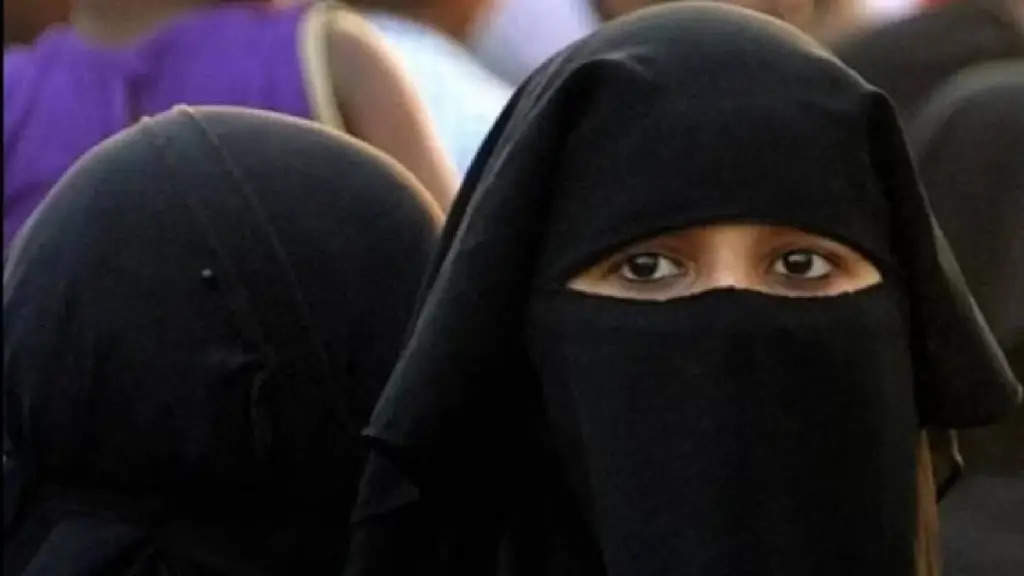 कश्मीर में टीचर ने फाड़ा छात्रा का हिजाब, लड़की बोली- अब बर्दाश्त नहीं 