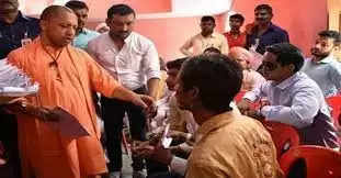गोरखपुर में CM योगी ने लगाया जनता दरबार