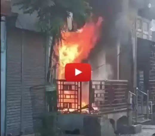 Lakhimpur Kheri: गोला गोकर्णनाथ में एसबीआई ATM में लगी आग, पल भर में राख हो गए ₹ 28 लाख