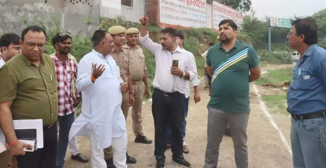 तुलसी जन्मस्थली का निरीक्षण करते डीएम