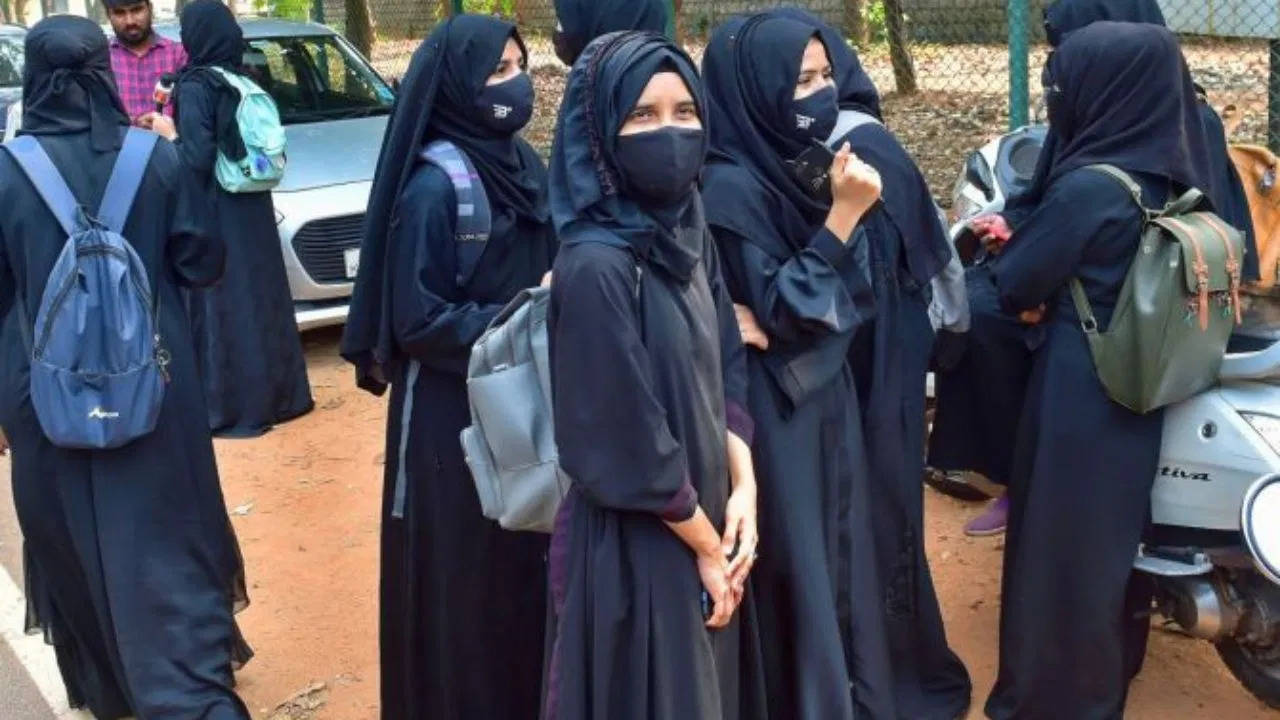 मुस्लिम छात्राओं को बड़ी राहत, कर्नाटक में हिजाब पहनकर देंगी परीक्षा