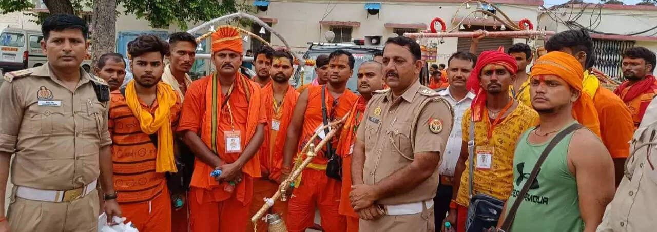 कावरियों के जत्था का स्वागत करते टीएसआई