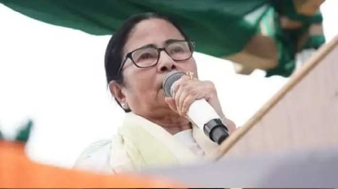 बंगाल की CM ममता बनर्जी की फिर फिसली जुबान- ‘इंदिरा गांधी जब चांद पर गईं थीं’