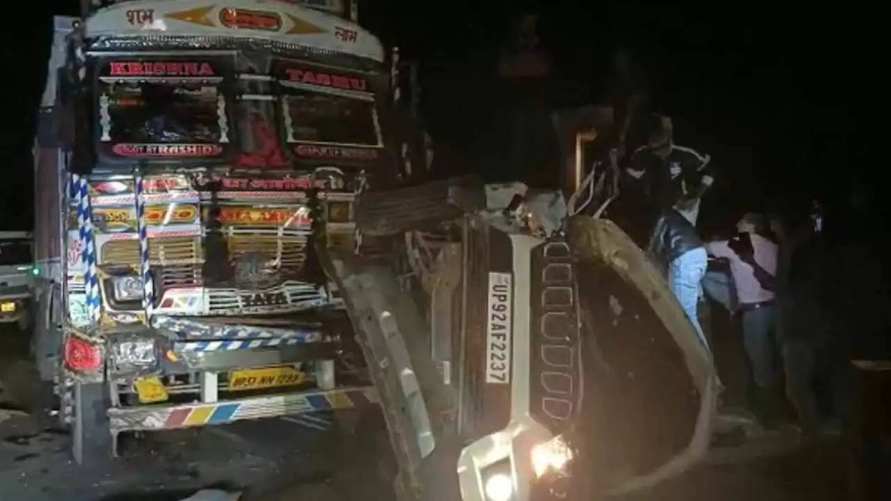हमीरपुर में कोहरे का कहर! ट्रक और कार में हुई भिड़ंत, कार सवार तीन की दर्दनाक मौत