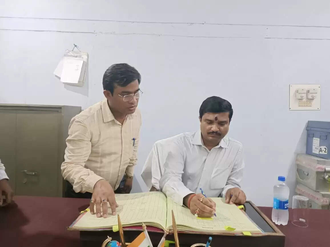 नवागत डीएम अरविंद सिंह ने ट्रिजरी पहुंच किया कार्यभार ग्रहण