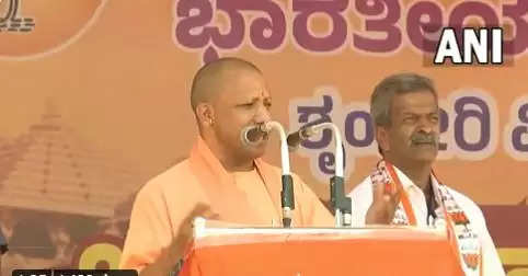 मंच से Cm Yogi ने कांग्रेस पर बोला हमला, कहा- कांग्रेस हिंदू आस्था के साथ खिलवाड़ कर रही