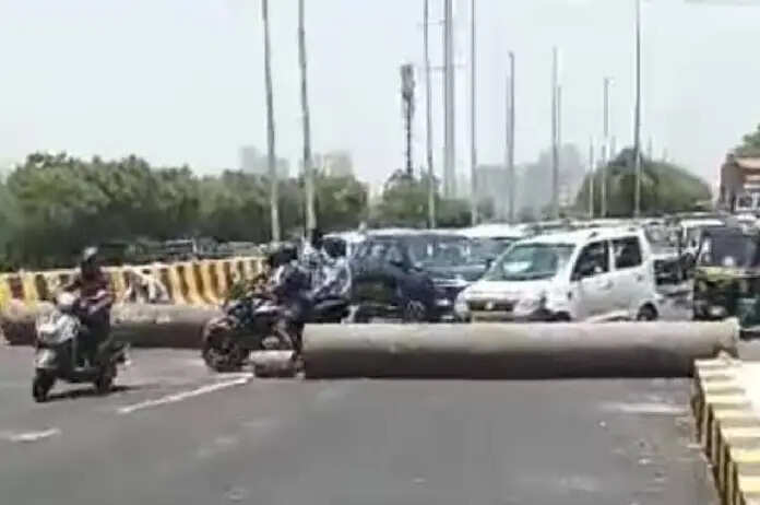 देरी से नाराज भीड़ ने किया नोएडा के सिग्नेचर ब्रिज का ‘उद्घाटन