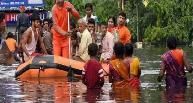 पूर्वी यूपी के गोरखपुर-बस्‍ती मंडल में बाढ़ से हालात बेकाबू हो रहे हैं. नदियां जहां उफान पर हैं तो वहीं नदियों के खतरे के निशान को पार, 18 लाख से अधिक लोग प्रभावित जानिए 