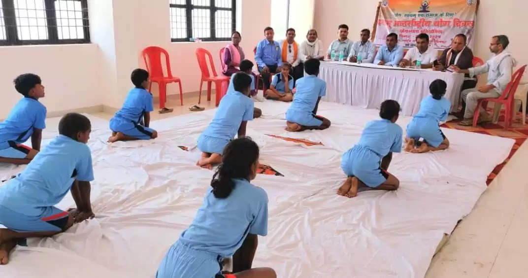 योग प्रतियोगिता में शामिल प्रतिभागी