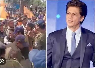 पठान की फिल्म को ले कर विश्व हिंदू परिषद ने बड़ा बयान दिया, जुटी भीड़ 