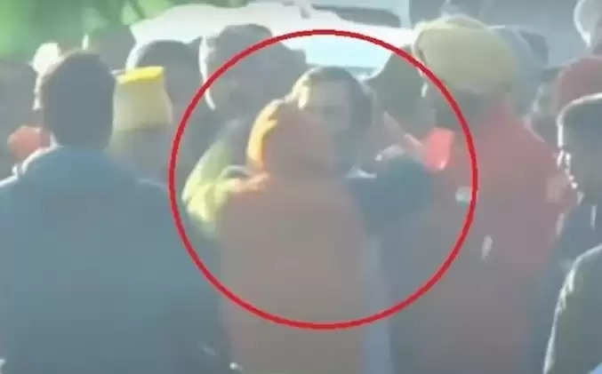 पंजाब में राहुल गांधी की सुरक्षा में सेंध, अचानक शख्स ने कांग्रेस सांसद को गले लगाने का किया प्रयास 