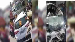देवरिया में कार व ट्रक की टक्कर में एक ही परिवार की चार महिला समेत पांच की मौत
