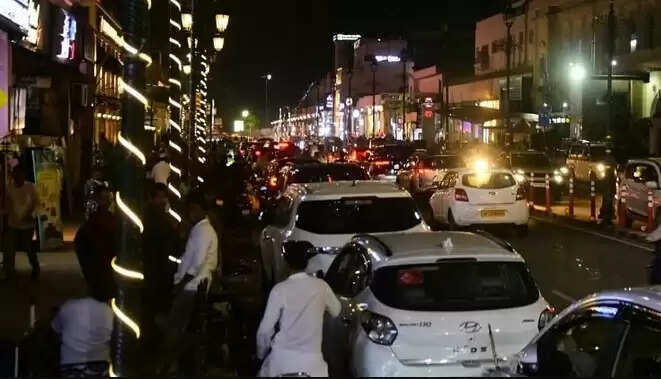 Lucknow: लखनऊ के 11 मार्ग नो-पार्किंग जोन घोषित, अगर गाड़ी खड़ी की तो लगेगा भारी जुर्माना