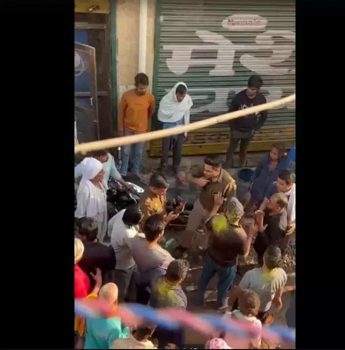 वृंदावन में रंगभरी एकादशी पर बरसे पुलिस के थप्पड़, युवक बेहोश