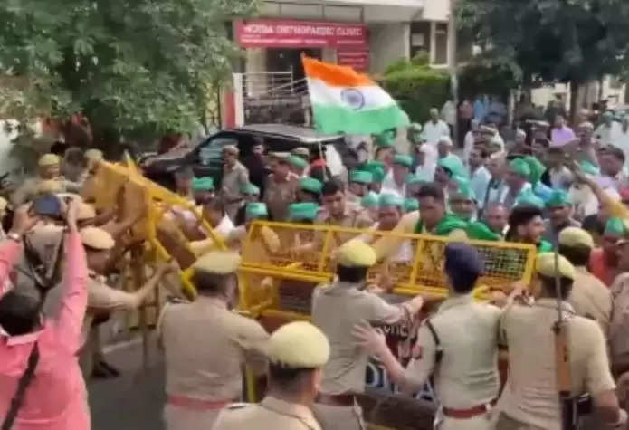 Noida विधायक पंकज सिंह के कार्यालय को घेरने की कोशिश, पुलिस और किसानों में झड़प