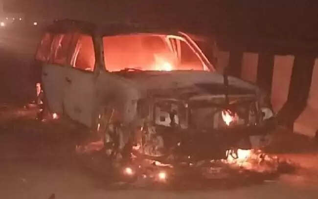 Noida : सड़क पर दौड़ती करोड़ों की कार बनी आग का गोला, Video बनाते रहे लोग