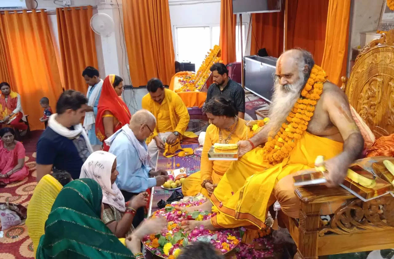  गुरु पूर्णिमा पर गुरु जी की पूजा करते श्रद्धालु