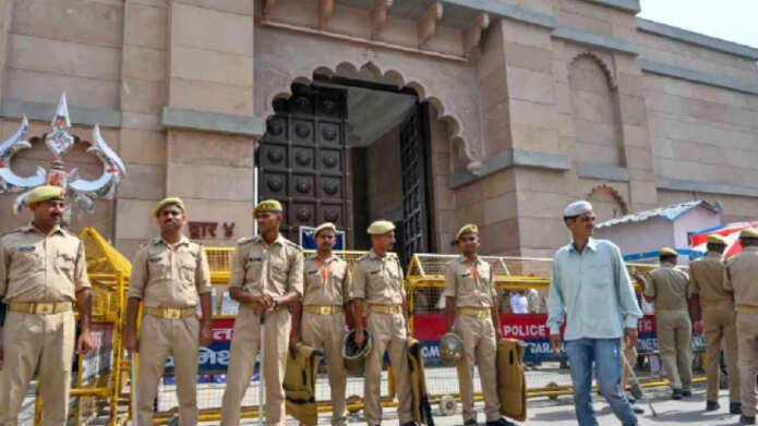 ज्ञानवापी परिसर में ASI का सर्वे जारी, जानें पहले दिन की जांच ?