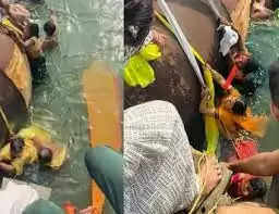 बलिया में 40 सवारियों से भरी नाव गंगा नदी में पलटी, 2 लोगों की मौत, कई लापता….